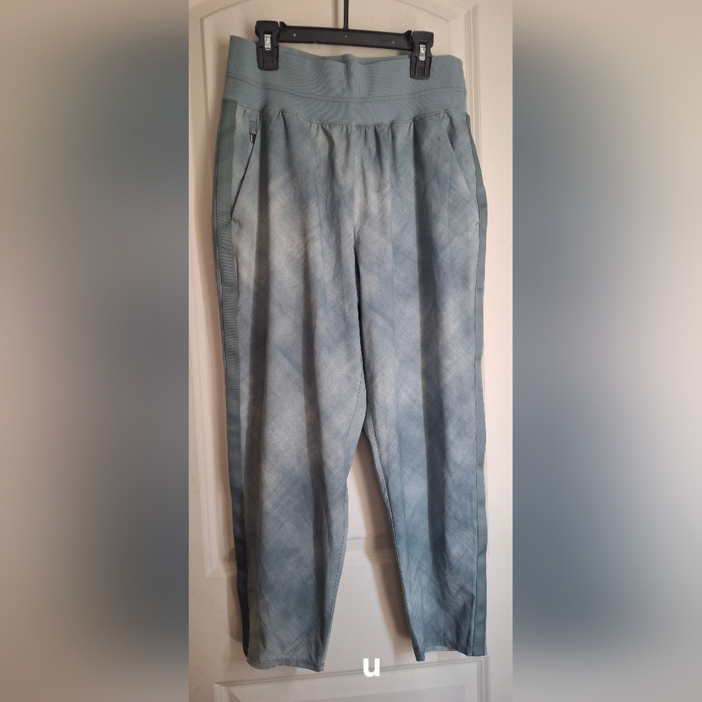 ATHLETA Nolita Slim Tapered Printed Crop Pant Green Printed Size 10 Hiking